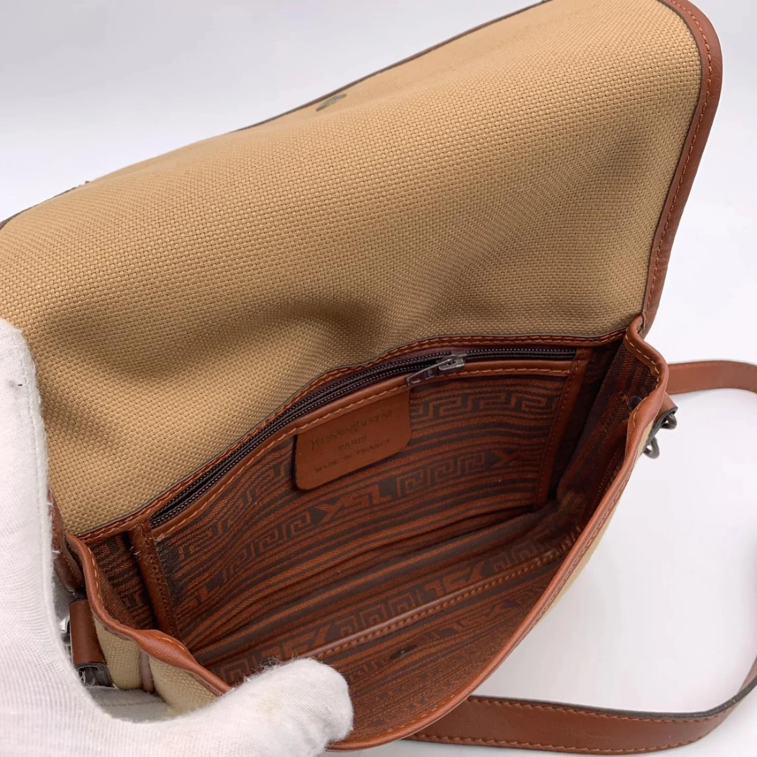 Yves Saint Laurent Sac Messager Grec Vintage En Toile Beige 7 Yves Saint Laurent Sac Messager Grec Vintage En Toile Beige – Image 5