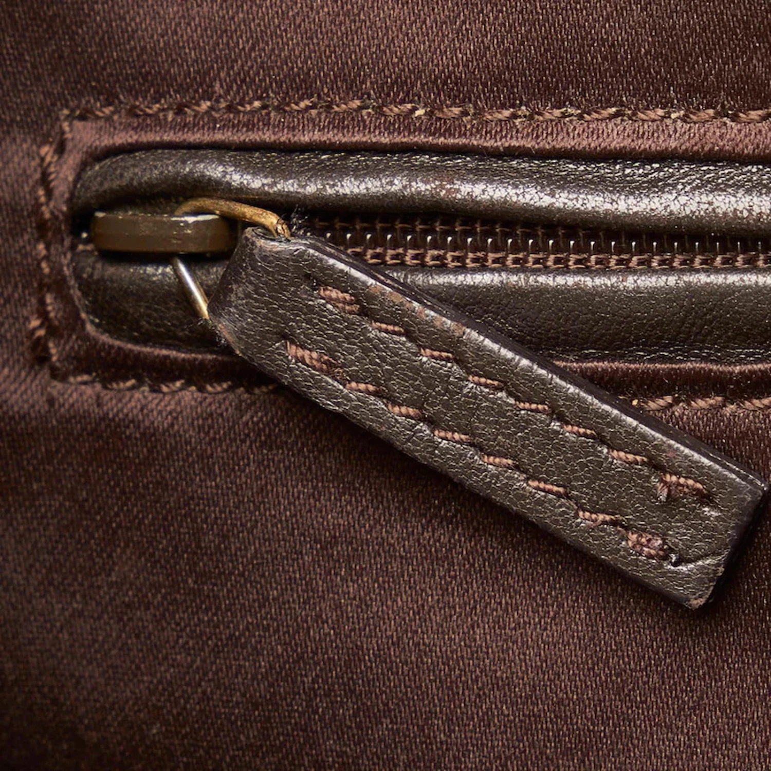 Yves Saint Laurent Sac à Bandoulière Fleuri Perforé En Cuir Beige 8 Yves Saint Laurent Sac à Bandoulière Fleuri Perforé En Cuir Beige – Image 6