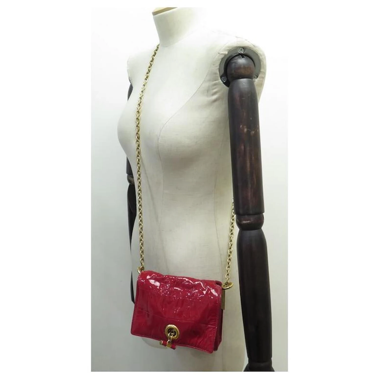 SAC A MAIN YVES SAINT LAURENT POCHETTE EVENING 191880 EN CUIR VERNI ROUGE 7 SAC A MAIN YVES SAINT LAURENT POCHETTE EVENING 191880 EN CUIR VERNI ROUGE – Image 5