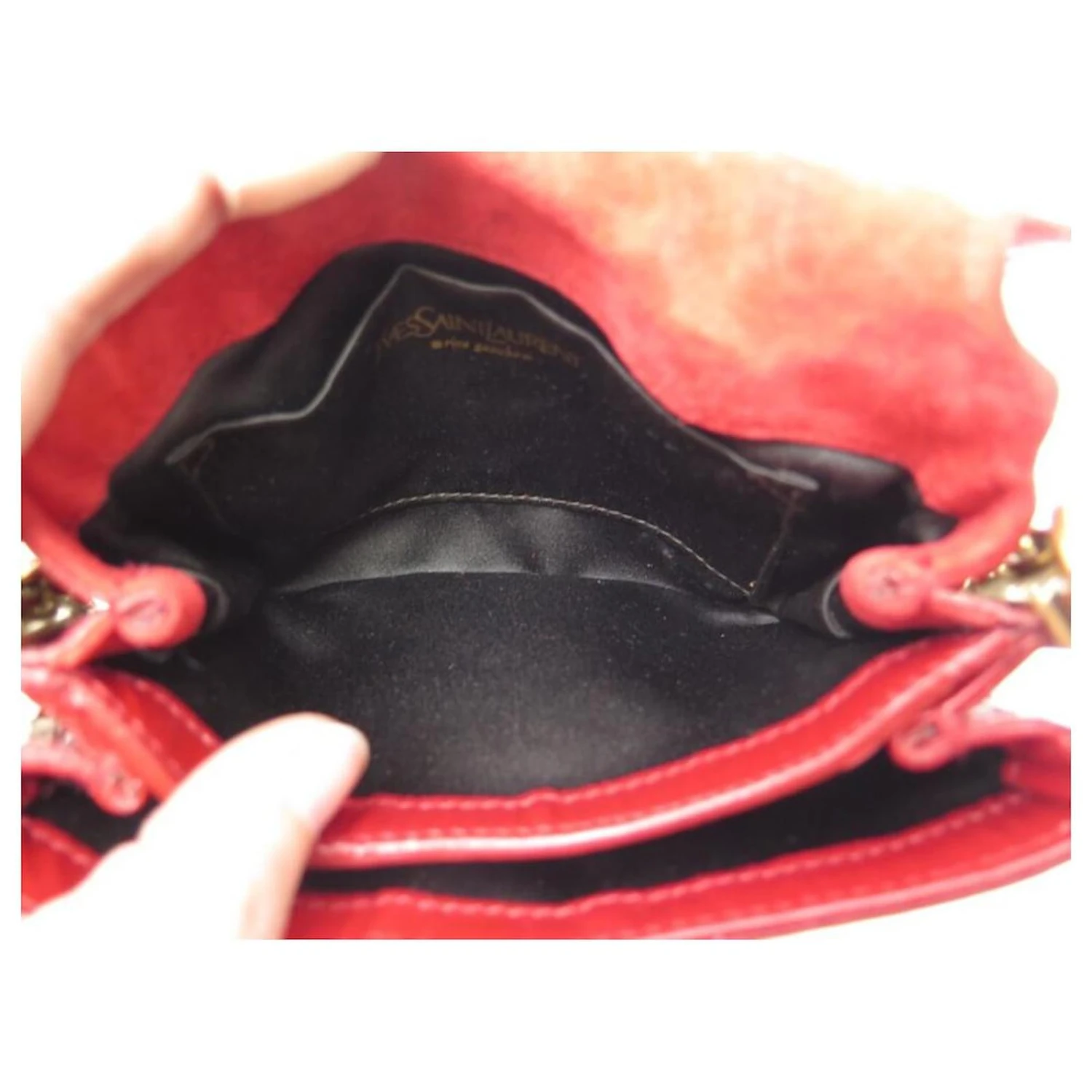 SAC A MAIN YVES SAINT LAURENT POCHETTE EVENING 191880 EN CUIR VERNI ROUGE 10 SAC A MAIN YVES SAINT LAURENT POCHETTE EVENING 191880 EN CUIR VERNI ROUGE – Image 8