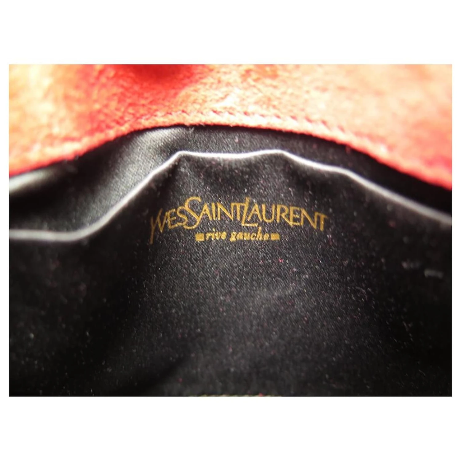 SAC A MAIN YVES SAINT LAURENT POCHETTE EVENING 191880 EN CUIR VERNI ROUGE 11 SAC A MAIN YVES SAINT LAURENT POCHETTE EVENING 191880 EN CUIR VERNI ROUGE – Image 9