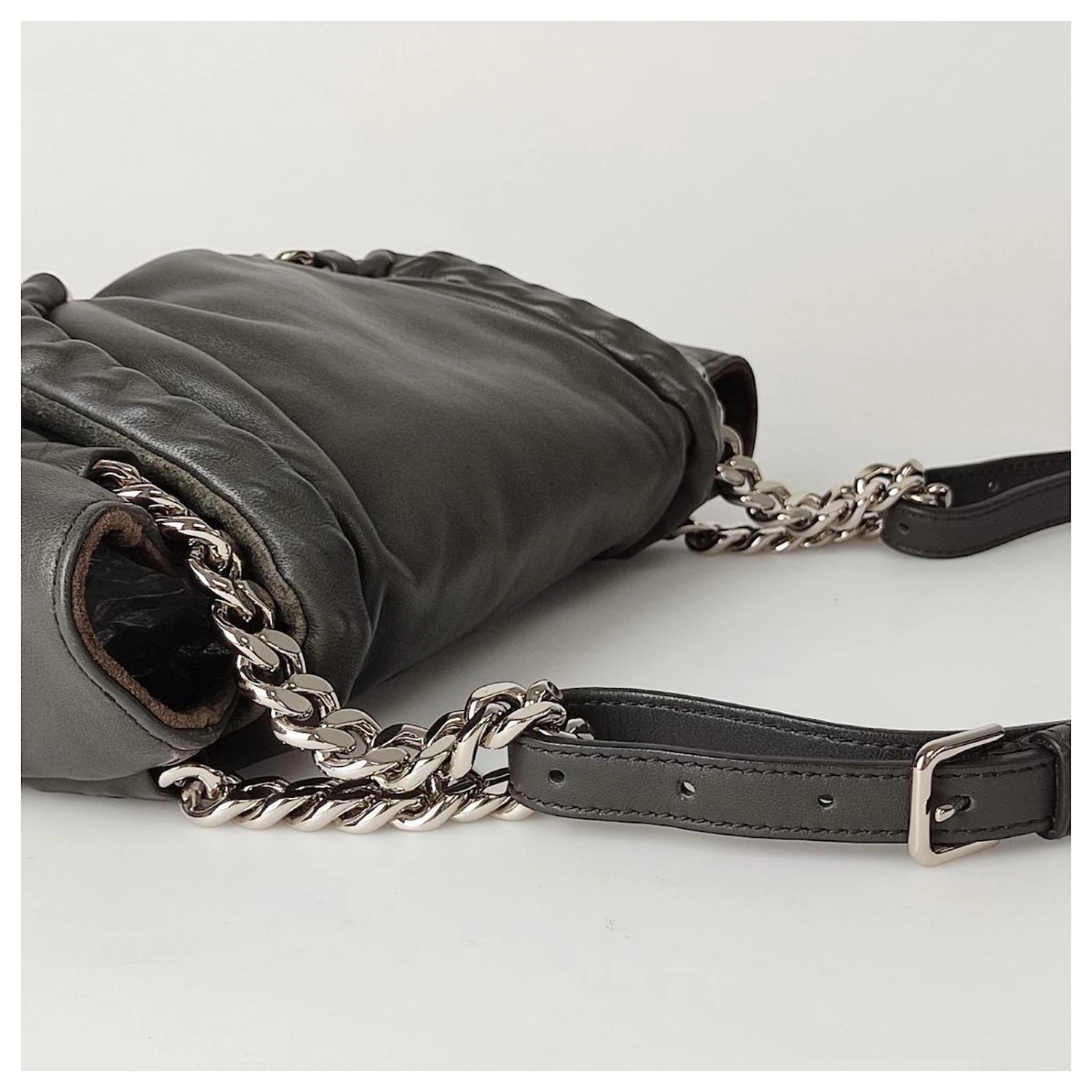 Sac Bandoulière Yves Saint Laurent Loop En Cuir Gris 10 Sac Bandoulière Yves Saint Laurent Loop En Cuir Gris – Image 8