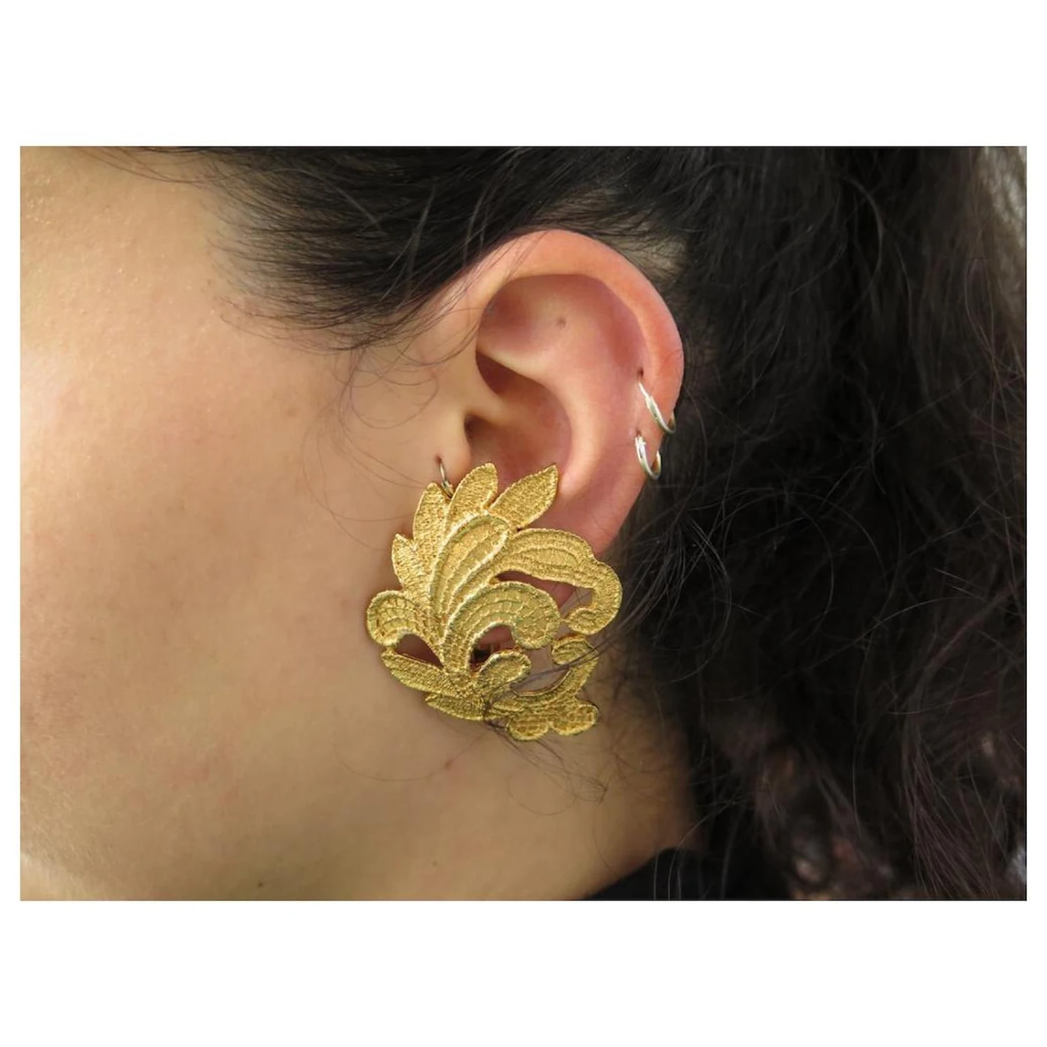 VINTAGE BOUCLES D'OREILLES YVES SAINT LAURENT FEUILLES METAL DORE GOLD EARRINGS Doré 12 VINTAGE BOUCLES D'OREILLES YVES SAINT LAURENT FEUILLES METAL DORE GOLD EARRINGS Doré – Image 10
