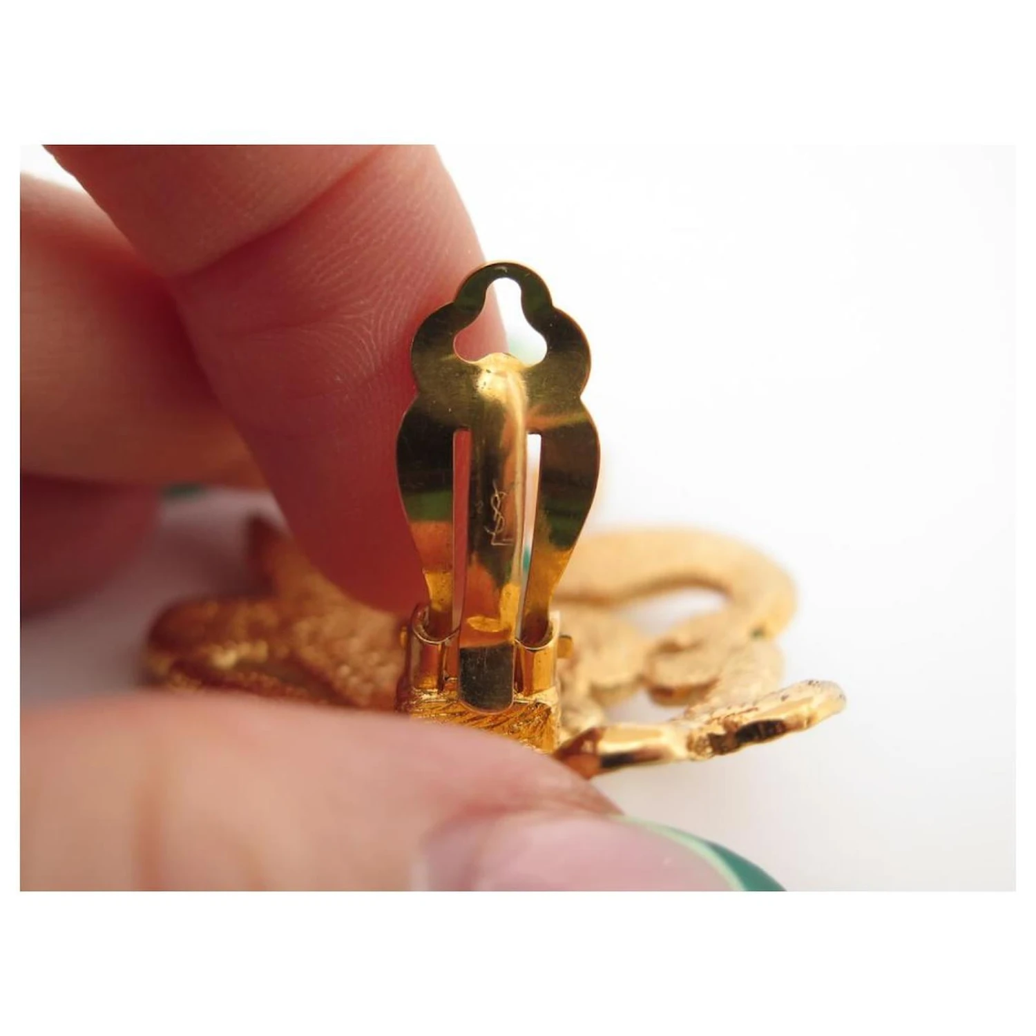 VINTAGE BOUCLES D'OREILLES YVES SAINT LAURENT FEUILLES METAL DORE GOLD EARRINGS Doré 5 VINTAGE BOUCLES D'OREILLES YVES SAINT LAURENT FEUILLES METAL DORE GOLD EARRINGS Doré – Image 3