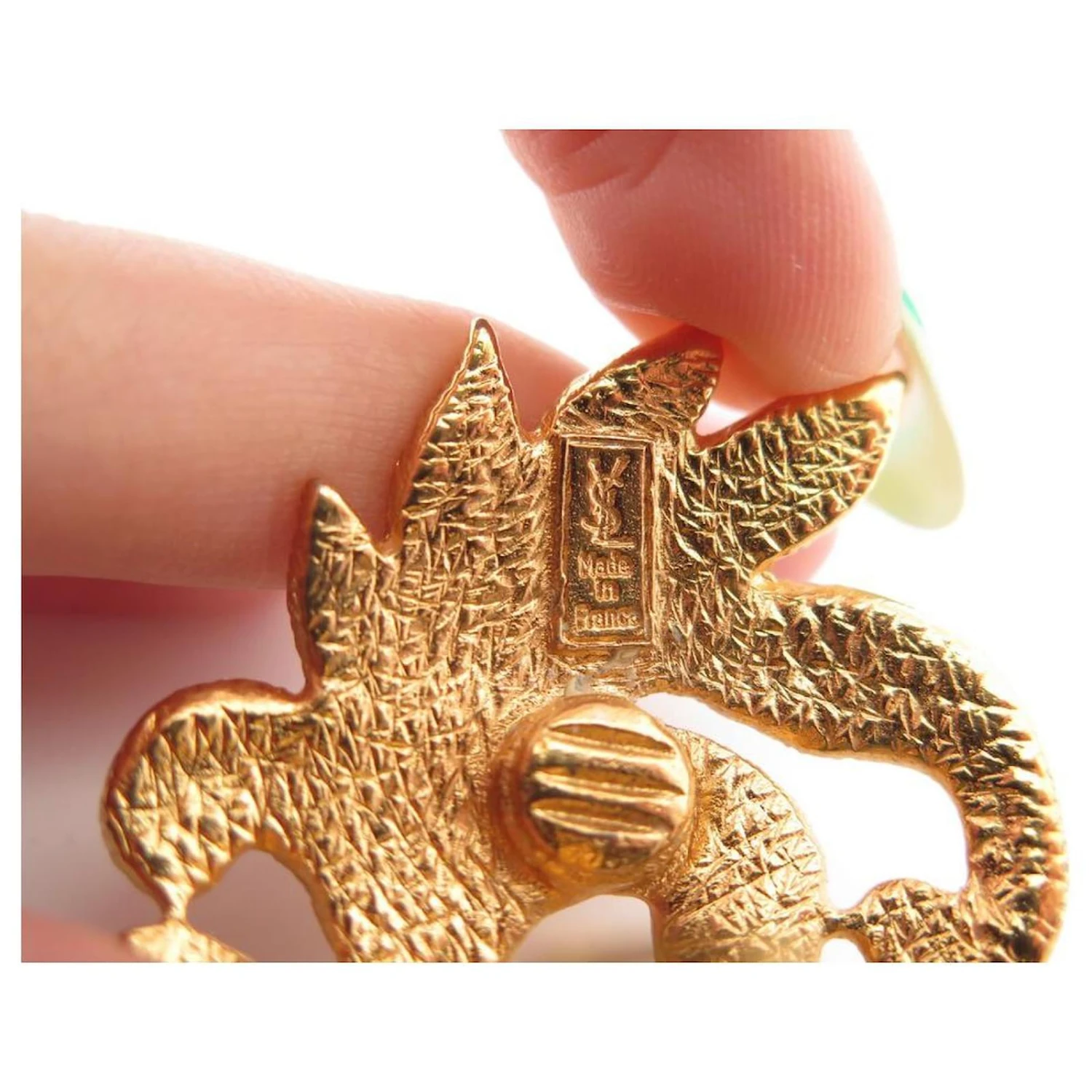 VINTAGE BOUCLES D'OREILLES YVES SAINT LAURENT FEUILLES METAL DORE GOLD EARRINGS Doré 6 VINTAGE BOUCLES D'OREILLES YVES SAINT LAURENT FEUILLES METAL DORE GOLD EARRINGS Doré – Image 4