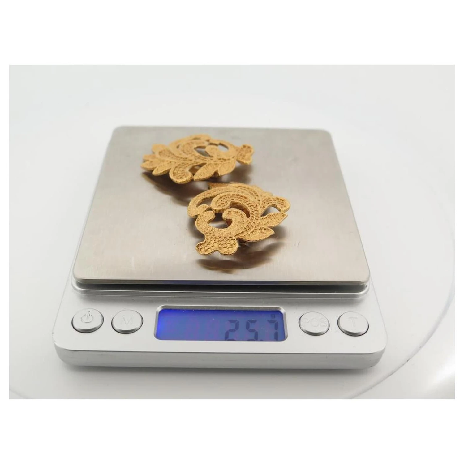 VINTAGE BOUCLES D'OREILLES YVES SAINT LAURENT FEUILLES METAL DORE GOLD EARRINGS Doré 7 VINTAGE BOUCLES D'OREILLES YVES SAINT LAURENT FEUILLES METAL DORE GOLD EARRINGS Doré – Image 5