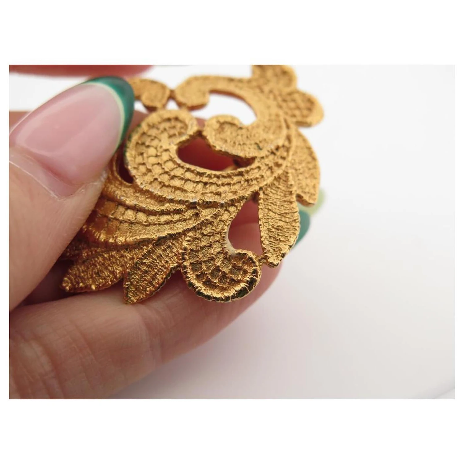 VINTAGE BOUCLES D'OREILLES YVES SAINT LAURENT FEUILLES METAL DORE GOLD EARRINGS Doré 8 VINTAGE BOUCLES D'OREILLES YVES SAINT LAURENT FEUILLES METAL DORE GOLD EARRINGS Doré – Image 6