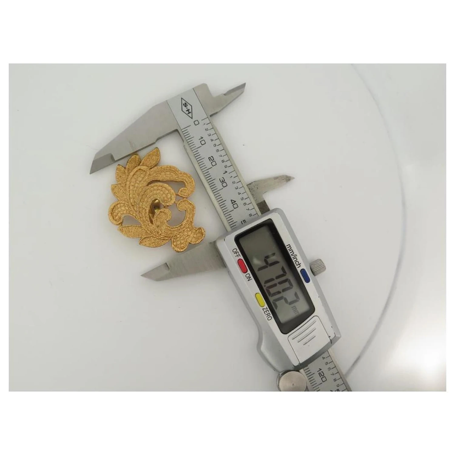 VINTAGE BOUCLES D'OREILLES YVES SAINT LAURENT FEUILLES METAL DORE GOLD EARRINGS Doré 9 VINTAGE BOUCLES D'OREILLES YVES SAINT LAURENT FEUILLES METAL DORE GOLD EARRINGS Doré – Image 7