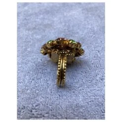 Merveilleuse Bague Yves Saint Laurent Cabochon En Verres Vert Violet Bijouterie Dorée -Yves Saint Laurent 876314 3