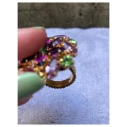 Merveilleuse Bague Yves Saint Laurent Cabochon En Verres Vert Violet Bijouterie Dorée -Yves Saint Laurent 876314 4