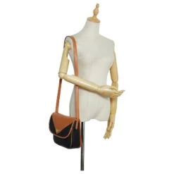 Yves Saint Laurent Sac à Bandoulière En PVC Noir YSL 19 Yves Saint Laurent Sac à Bandoulière En PVC Noir YSL -Yves Saint Laurent 882299 9