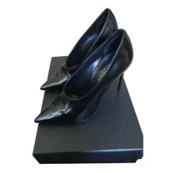 Yves Saint Laurent Pompe Teddy En Cuir Brillant Noir