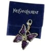 Pendentif, Charme « Papillon » Yves Saint Laurent Vintage 80s Doré Violet Foncé -Yves Saint Laurent pendentif charme papillon yves saint laurent vintage 80s metal dore